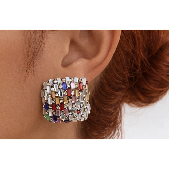 Wyraziste kolczyki w formie szerokich klipsów, bogato zdobione kolorowymi kryształkami – luksusowy akcent w stylu glamour.